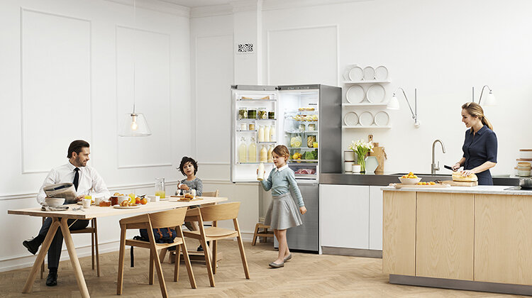 Lodówki Samsung – technologia dla wymagających technologie, technologie - Jednymi z najczęstszych cech branych pod uwagę przy wyborze lodówki jest cena oraz design. Jest to zakup na kilka lat, dlatego przymierzając się do niego trzeba też zwrócić szczególną uwagę na zastosowane technologie. Dzięki efektywnym systemom chłodzącym lodówka stanie się cichym a zarazem skutecznym pomocnikiem w prowadzeniu gospodarstwa domowego. Jakie rozwiązania gwarantują oszczędność energii i zapewniają długą świeżość przechowywanych produktów?