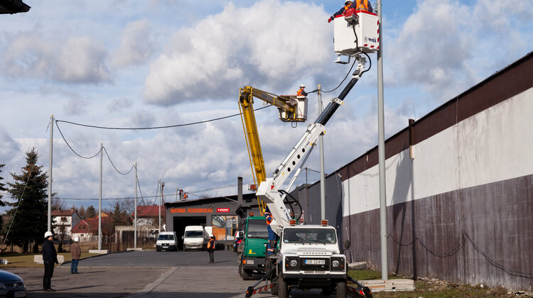 Mobilna linia energetyczna nowe produkty, usługi, technologie - TAURON Dystrybucja uruchomił pierwszą w Polsce mobilną linię energetyczną wybudowaną ze słupów kompozytowych i elastycznych kabli wielokrotnego użytku. To innowacyjne rozwiązanie pozwala na ograniczenie przerw w dostawach prądu zarówno podczas modernizacji sieci energetycznych, przyłączania nowych obiektów czy usuwania awarii.