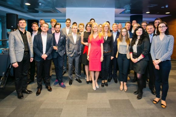 Zmień bieg swojej kariery - ruszyły zapisy do programu mentoringowego BIZNES, Edukacja - 1 marca ruszyła rekrutacja do III edycji „Mentors 4 Starters”, programu doradczo-rozwojowego skierowanego dla młodych osób. W tym roku uczestnicy mają do wyboru aż 25 mentorów, którzy pomogą im rozwinąć karierę zawodową i przybliżą specyfikę wymarzonej branży.