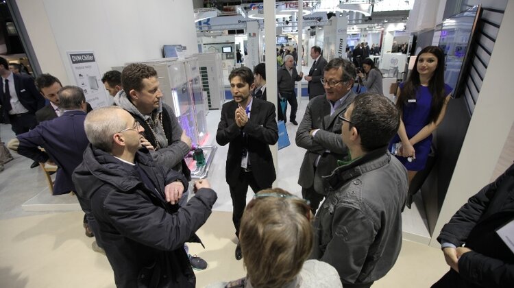 Cztery prestiżowe wyróżnienia dla innowacyjnych systemów klimatyzacji Samsung nowe produkty, usługi, technologie - Podczas targów Mostra Convegno Expocomfort 2016 Samsung Electronics zaprezentował najnowocześniejsze rozwiązania klimatyzacyjne, które zostaną wprowadzone na europejski rynek. Są to: Klimatyzator kasetonowy 360, Super DVM 30HP, jednostka monoblok o największej mocy nominalnej na rynku oraz nowe jednostki VRF z wyrzutem bocznym – DVM S Eco 14HP. Podczas targów produkty Samsung otrzymały prestiżowe wyróżnienia, m. in. „Ścieżka efektywności i innowacji 2016” i „Doskonałość przewyższająca klasę A”.