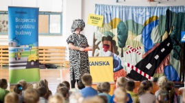 Dzieci będą uczyć się zasad bezpieczeństwa w domu BIZNES, Edukacja - Premierowe spektakle pod hasłem „Bezpieczni w domu i mieszkaniu” odbyły się w środę, 18 maja w wybranych szkołach podstawowych w Warszawie. Tylko pierwszego dnia wzięło w nich udział blisko 900 dzieci. Inicjatorem akcji jest firma Skanska.