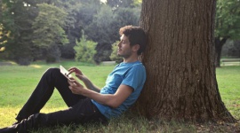 Odkładasz szukanie pracy na wrzesień? To błąd. Kariera, LIFESTYLE - Przywykliśmy myśleć, że w lipcu i sierpniu wszyscy są na urlopach, więc szukanie stałej pracy mija się z celem. Oddajemy się letniemu lenistwu, a tymczasem dobra posada ucieka sprzed nosa. Jak więc nie zmarnować lata?