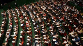 Co z tym angielskim? BIZNES, Edukacja - Z opublikowanego pod koniec ubiegłego roku dorocznego raportu przygotowanego przez Educations First na temat znajomości języka angielskiego na świecie wynika, że im społeczeństwo sprawniej posługuje się językiem Shakespeare'a tym jest zamożniejsze a przy tym… żyje dłużej.