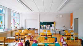 Zdrowa szkoła – liczy się nie tylko brak słodyczy w sklepikach BIZNES, Edukacja - W nowym roku szkolnym wiele placówek edukacyjnych ruszy po remontach. Odświeżone, kolorowe, a często także powiększone szkoły i przedszkola są z roku na rok coraz bardziej przyjazne dla uczniów. Ciągle jednak kuleje akustyka.