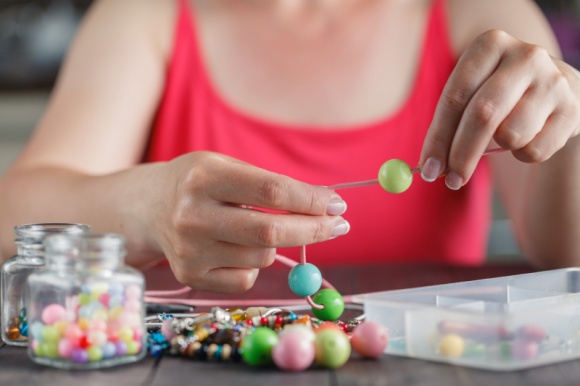 Dwie prace. Kiedy warto o tym pomyśleć? Kariera, LIFESTYLE - Praca po pracy może oznaczać coś więcej niż reperowanie domowego budżetu. To może być sposób na to, by skierować zawodową karierę na właściwe tory.