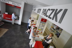Karty pre-paid: już ponad 150 tys. rejestracji w placówkach Poczty Polskiej technologie, ekonomia/biznes/finanse - Placówki Poczty Polskiej są najchętniej wybieranym miejscem rejestracji kart pre-paid, zaraz po punktach własnych telekomów. Firma jest strategicznym partnerem Orange, Play, Plus i T-mobile w tym zakresie. Od sierpnia br., w placówkach Poczty Polskiej rejestracji dokonało już ponad 150 tys. użytkowników telefonów na kartę.