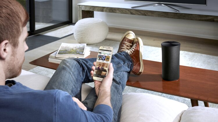 Nowa aplikacja Samsung Multiroom – dźwięk pod kontrolą nowe produkty, usługi, technologie - Muzyka towarzyszy nam niemal na każdym kroku. Słuchamy jej jadąc samochodem czy nawet stojąc na przystanku. W domu zwracamy jednak uwagę nie tylko na jakość dźwięku, ale także łatwość obsługi sprzętu audio oraz możliwość jego łatwej konfiguracji. Dlatego też firma Samsung już kilka lat temu opracowała aplikację Multiroom, która pozwala sprawnie zarządzać bezprzewodowymi źródłami dźwięku. Teraz pojawiła się nowa, odświeżona wersja aplikacji, która jeszcze sprawniej pozwoli zarządzać muzyką w domu.
