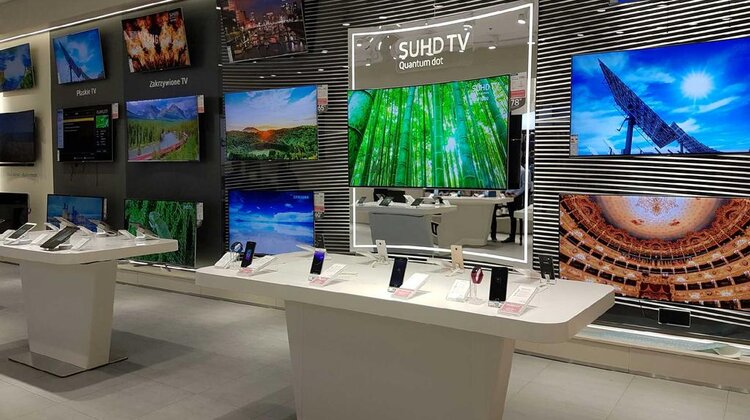 Samsung inwestuje w Łodzi i otwiera Samsung Brand Store w Porcie Łódź nowe produkty, usługi, handel - Samsung stawia na Łódź. Nowy Samsung Brand Store został otwarty 6 października br. w  Centrum Handlowym Port Łodź. To już drugi flagowy salon marki w tym mieście. Każdy odwiedzający nowy Samsung Brand Store w dniu otwarcia mógł skorzystać ze specjalnych ofert na zakup produktów i akcesoriów.