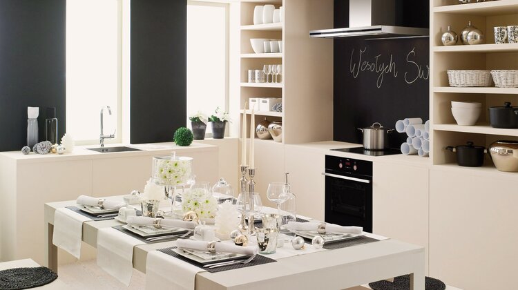 Wigilijne przygotowania bez stresu ze sprzętami Amica styl życia, zainteresowania, hobby - Spędzanie czasu z rodziną oraz wspólne delektowanie się pysznymi, tradycyjnymi potrawami to najważniejsze elementy świąt. Trudno jednak ukryć, że ich przygotowanie wymaga czasu i niekiedy zaangażowania całej rodziny. Dzięki wykorzystaniu praktycznych funkcji sprzętów kuchennych Amica, ugotowanie dwunastu wigilijnych dań staje się dużo łatwiejsze, a my mamy czas na to, by zająć się tym, co naprawdę ważne – świętowaniem. 