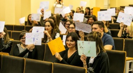 Białystok dla przyszłych farmaceutów BIZNES, Edukacja - W miniony piątek, mimo późnych godzin wieczornych, Uniwersytet Medyczny w Białymstoku tętnił życiem. Powód? 43 studentów farmacji postanowiło spędzić ten czas owocnie, biorąc udział w 3 edycji projektu „RECEPTA na sukces w farmacji”.