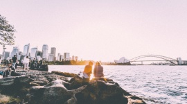 Gap Year, czyli przerwa pełna korzyści BIZNES, Edukacja - Gap Year, niezwykle popularny w zachodnich krajach, jest coraz chętniej praktykowany przez polskich studentów. W 2016 roku na taki wyjazd zdecydowało się ponad 40% więcej młodych Polaków niż w roku 2015.