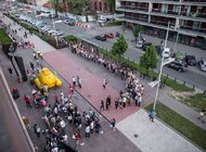 Kolejka, w której chce się stać styl życia, zainteresowania, hobby - Kolejka. Synonim nudy i straconego czasu, który upływa w ślimaczym tempie. W ubiegły weekend Polacy doświadczali uroków stania w kolejce w trakcie Nocy Muzeów, ale większość z nas zmaga się z nimi prawie każdego dnia – do kasy, w urzędzie, na poczcie. Dzięki nowym technologiom kolejki nie muszą być jednak tak straszne, jak je malują.