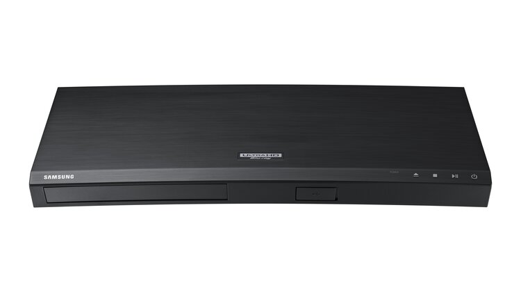 Nowy odtwarzacz Blu-ray Ultra HD od Samsunga nowe produkty, usługi, technologie - Jako widzowie chcemy oglądać filmy w najwyższej jakości obrazu i właśnie tego oczekujemy od sprzętu, który mamy w salonie. Dziś firma Samsung zaprezentowała nowy odtwarzacz Blu-ray Ultra HD UBD-M8500. Premiera urządzenia odbyła się w Samsung QLED Room – nowoczesnej przestrzeni, gdzie technologia i design idą w parze. Podczas prezentacji można było m.in. zobaczyć, jak na ekranie telewizora Samsung QLED TV znany amerykański klasyk filmowy „Bez Przebaczenia” - już w wersji na Blu–ray UHD - zyskuje dzięki nowej technologii.
