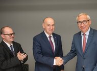 Bardziej pocztowy, bardziej biznesowy, bardziej cyfrowy – nowa Strategia Banku Pocztowego do 2021 roku nowe produkty, usługi, internet - Rada Nadzorcza Banku Pocztowego zaakceptowała Strategię rozwoju Banku do 2021 r., definiującą miejsce Banku w polskim systemie finansowym. W perspektywie Strategii Bank Pocztowy w oparciu o strategiczne partnerstwo z Pocztą Polską chce dokonać transformacji, stając się liderem bankowości detalicznej w Polsce regionalnej, w szczególności w mniejszych miejscowościach, bankiem chętnie wybieranym przez rodziny i mikrofirmy oraz uczestników rynku e-commerce, liczącym się partnerem inicjatyw rządowych i społecznych oraz integratorem i głównym dostawcą usług finansowych w Grupie Poczty Polskiej.