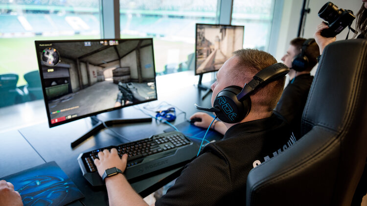 Gra na wysokiej częstotliwości nowe produkty, usługi, zainteresowania, hobby - Częstotliwość odświeżania jest jednym z istotniejszych parametrów monitorów gamingowych. Cecha ta wymieniana jest przez profesjonalnych e-sportowców jako jedna z ważniejszych w nowoczesnych wyświetlaczach. Co właściwie oznacza ten parametr, w jakiego typu grach jest szczególnie istotny i jaka częstotliwość odświeżania jest optymalna?