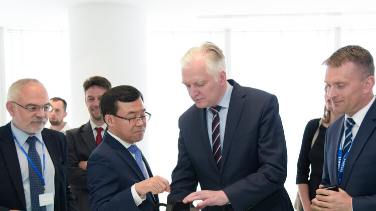 Samsung otwiera w Warszawie nowe centrum pokazowe dla biznesu. Od dziś zaprasza do Samsung Mobile B2B Innovation Center nowe produkty, usługi, internet - Firma Samsung otworzyła w biurowcu Warsaw Spire nowe centrum pokazowe. Samsung