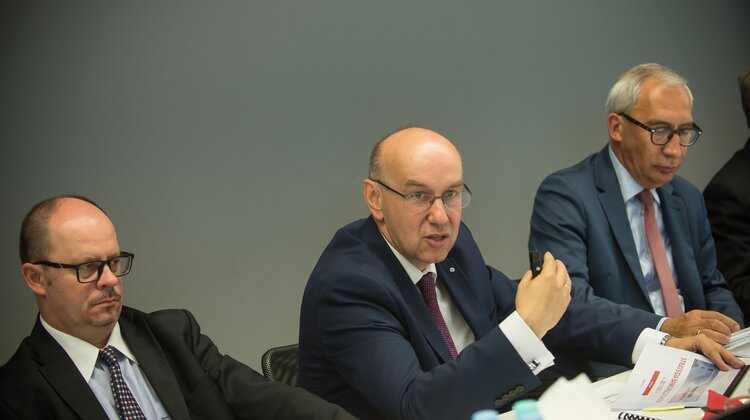 Bardziej pocztowy, bardziej biznesowy, bardziej cyfrowy – nowa Strategia Banku Pocztowego do 2021 roku nowe produkty, usługi, internet - Rada Nadzorcza Banku Pocztowego zaakceptowała Strategię rozwoju Banku do 2021 r., definiującą miejsce Banku w polskim systemie finansowym. W perspektywie Strategii Bank Pocztowy w oparciu o strategiczne partnerstwo z Pocztą Polską chce dokonać transformacji, stając się liderem bankowości detalicznej w Polsce regionalnej, w szczególności w mniejszych miejscowościach, bankiem chętnie wybieranym przez rodziny i mikrofirmy oraz uczestników rynku e-commerce, liczącym się partnerem inicjatyw rządowych i społecznych oraz integratorem i głównym dostawcą usług finansowych w Grupie Poczty Polskiej. 