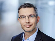 Paweł Szczerkowski obejmuje nowe stanowisko w strukturach firmy Ericsson nowe produkty, usługi, internet - Paweł Szczerkowski, dotychczasowy szef R&D Center w Polsce od 6 lipca 2017 roku objął funkcję dyrektora rozpoznania technologicznego i rozwoju biznesowego w globalnych strukturach strategii radiowej firmy Ericsson (Director of Technology Scouting and Business Development in Business Unit Networks).