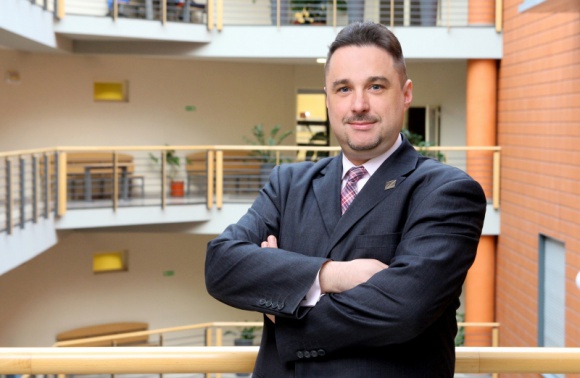 Finansowanie uczelni na nowych zasadach – plusy, minusy i kierunki zmian BIZNES, Edukacja - Trwa dyskusja nad nową ustawą o szkolnictwie wyższym, która ma wejść w życie od roku akademickiego 2018/2019. Największe zmiany dotkną systemu finansowania uczelni. Komentuje zastępca kwestora Uniwersytetu Łódzkiego, dr Jacek Kalinowski z Wydziału Zarządzania UŁ.