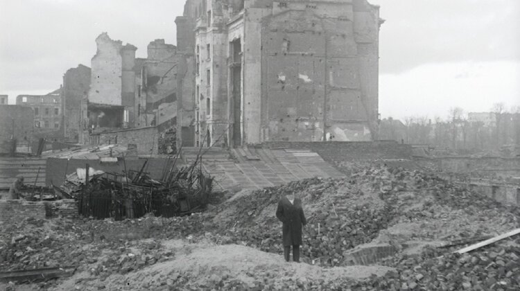 Budynek PAST-y – 73 rocznica powstańczego zwycięstwa zainteresowania, hobby, budownictwo, nieruchomości - W niedzielę 20 sierpnia mijają dokładnie 73 lata od zdobycia budynku PAST-y w trakcie Powstania Warszawskiego. Polska Akcyjna Spółka Telefoniczna, będąca w 57 proc. własnością firmy Ericsson i w 43 proc. państwa polskiego nie mogła przewidzieć, że jej budynek stanie się strategiczny dla walk powstańczych w 1944 roku.