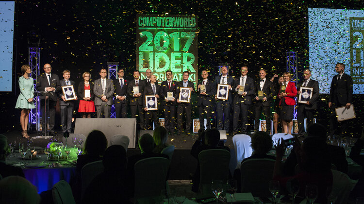 Poczta Polska z nagrodą Lider Informatyki 2017 wydarzenia, technologie - Poczta Polska zwyciężyła w konkursie Lider Informatyki 2017 w kategorii Handel i usługi. Konkurs, z 21-letnią tradycją, organizowany przez redakcję magazynu Computerworld, promuje przedsiębiorstwa i instytucje sięgające po innowacyjne rozwiązania informatyczne dla podniesienia efektywności swoich działań. Konferencja i wieczorna gala finałowa odbyły się 21 września w Warszawie.