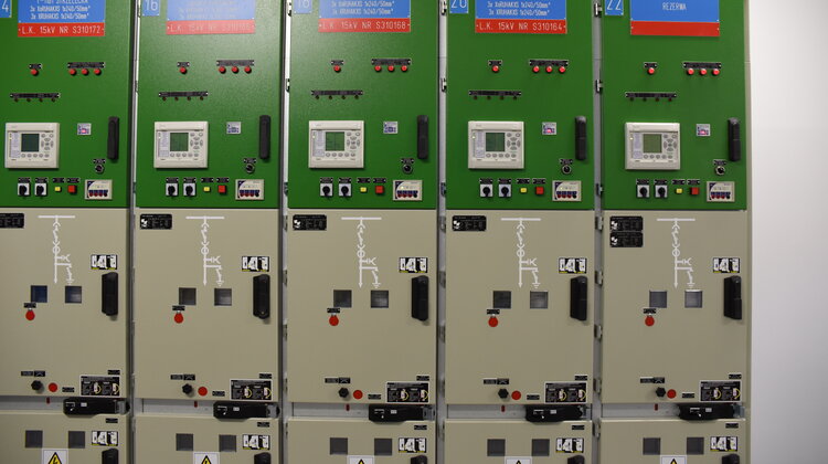 Energa inwestuje w inteligentną sieć technologie, ekonomia/biznes/finanse - Energa-Operator pozyskała ponad 166 mln zł na inwestycje związane z wdrażaniem projektu inteligentnej sieci elektroenergetycznej. Całkowity koszt projektu przebudowy sieci do standardów Smart Grid poprzez instalowanie inteligentnego opomiarowania i automatyzację sieci oraz budowę systemów magazynowania energii wynosi ponad 240 mln zł (brutto).