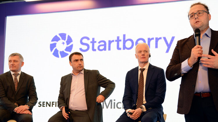 Senfino, Microsoft i EY prezentują akcelerator dla startupów Startberry wydarzenia, technologie - 25 października nastąpiło oficjalne otwarcie Startberry – „szytego na miarę” programu akceleracyjnego oraz nowej przestrzeni na startupowej mapie Warszawy. Inicjatywa jest owocem współpracy polskiej firmy technologiczno-projektowej Senfino, Microsoft oraz EY. Obok animowania społeczności skupionej wokół startupów i transferu wiedzy, celem przedsięwzięcia jest wspieranie innowacyjnych spółek technologicznych na drodze do ekspansji globalnej i sukcesu rynkowego. Ambicją partnerów jest stworzenie w Warszawie Startup Digital Valley – miejsca, w którym młode spółki technologiczne z całego regionu Europy Wschodniej i Centralnej będą się wzajemnie inspirować oraz współpracować.