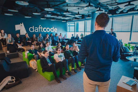 Bezpłatne szkolenia, które przygotują studentów do pracy w startupach BIZNES, Edukacja - Firma technologiczna Daftcode rozpoczyna serię praktycznych warsztatów na topowych warszawskich uczelniach. Umożliwią one studentom zdobycie unikalnych umiejętności i podniesienie swojej wartości na rynku pracy.
