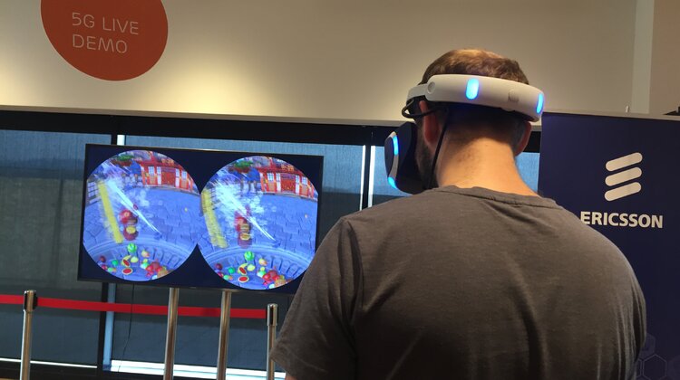 Ericsson zademonstrował technologię 5G. Otwarcie Ericsson Garage w Krakowie. nowe produkty, usługi, internet - Ericsson zaprezentował po raz pierwszy w Polsce laboratoryjny system 5G pracujący w paśmie 28 GHz w widmie o szerokości 1GHz.