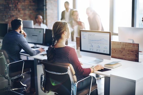 Bootcampy kształcą nowe pokolenie branży IT BIZNES, Edukacja - Bootcampy w formie intensywnych kursów przyciągają nie tylko specjalistów z technicznym wykształceniem. Kto i dlaczego chce uczyć się kodowania i analizy danych pokazują wyniki badań Politechniki Warszawskiej i projektu Kodołamacz.pl.