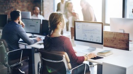 Bootcampy kształcą nowe pokolenie branży IT BIZNES, Edukacja - Bootcampy w formie intensywnych kursów przyciągają nie tylko specjalistów z technicznym wykształceniem. Kto i dlaczego chce uczyć się kodowania i analizy danych pokazują wyniki badań Politechniki Warszawskiej i projektu Kodołamacz.pl.