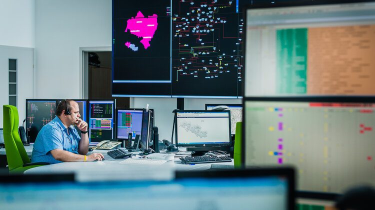 TAURON z dofinansowaniem na budowę inteligentnych sieci technologie, ekonomia/biznes/finanse - TAURON Dystrybucja pozyskał kolejne środki unijne na budowę i modernizację sieci średniego i niskiego napięcia. Głównym celem projektu będzie budowa i modernizacja sieci elektroenergetycznej pozwalająca na jej dostosowanie do funkcjonalności sieci inteligentnej (SMART). W sumie spółka na realizację inwestycji pozyskała dotacje w wysokości ponad 160 mln zł.