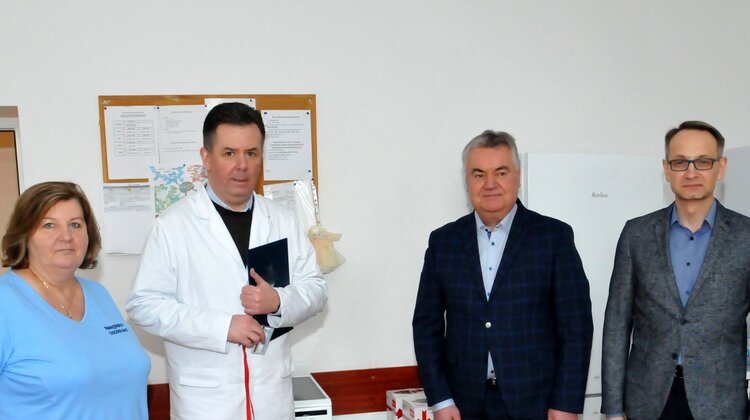 Terapia zajęciowa ze sprzętem Amica zdrowie, technologie - Przekazany przez Grupę Amica sprzęt pomoże stworzyć miejsce, w którym będzie prowadzona terapia zajęciowa. Beneficjentem jest Wojskowy Instytut Medyczny, a dokładniej Klinika Psychiatrii, Stresu Bojowego i Psychotraumatologii. Dzięki wsparciu od firmy pacjenci – czyli weterani misji wojennych poza granicami kraju i ich rodziny – będą mogli brać udział w zajęciach kulinarnych i nabrać umiejętności, które przygotują ich do samodzielnego funkcjonowania w życiu codziennym.