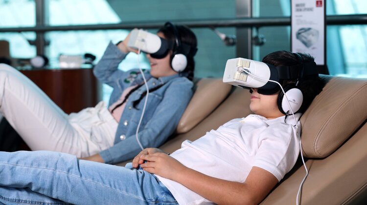 Linie Emirates testują innowacyjne zestawy kinowe w poczekalniach na lotnisku w Dubaju nowe produkty, usługi, kultura, sztuka, rozrywka - Dubaj, ZEA, 30 marca 2018 r. – Linie Emirates zaoferują prawdziwe kinowe doznania w swoich poczekalniach na lotnisku Dubai International, wręczając klientom osobiste zestawy kinowe Skylights. Przewoźnik będzie testował je w hali przylotów B – w poczekalni dla klasy biznes przez cały kwiecień i w poczekalni dla klasy pierwszej w maju.