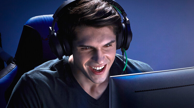 FreeSync 2 – w poszukiwaniu idealnej płynności nowe produkty, usługi, technologie - Każdy fan gier wideo, zarówno ten grający sporadycznie, jak i profesjonalista oczekuje jak najlepszej jakości grafiki i płynności obrazu w rozgrywce. Z pomocą przychodzą tutaj zarówno rozwiązania sprzętowe takie, jak szybkie karty graficzne, procesory czy coraz doskonalsze monitory. To jednak nie wszystko. Potrzebne jest coś jeszcze, a mianowicie odpowiednia synchronizacja obrazu pomiędzy komputerem a monitorem. Takim rozwiązaniem jest AMD Radeon FreeSync 2, które we współpracy z urządzeniami firmy Samsung oferuje najwyższej jakości obraz, bez przycięć i opóźnień reakcji.