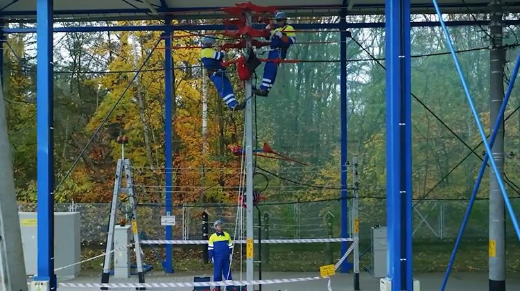Enea Operator rozwija technologie Prac Pod Napięciem i dzieli się swoim wieloletnim doświadczeniem technologie, ekonomia/biznes/finanse - Kluczowym celem Enei Operator jest zapewnienie ciągłości dostaw energii elektrycznej do wszystkich Odbiorców.  Skrócenie przerw w dostawach energii do Klientów możliwe jest, między innymi, dzięki wykorzystywaniu technologii Prac Pod Napięciem (PPN), która umożliwia prowadzenie prac na sieci przy włączonym napięciu, czyli z zachowaniem dostaw energii do Odbiorców.