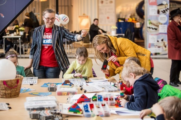 Dzieci na tropie robotyki – bezpłatne zajęcia w łódzkim Idea Hub BIZNES, Edukacja - Już w sobotę, 24 marca w łódzkim Idea Hub odbędą się warsztaty LEGO dla dzieci. Podczas zajęć, dzieci będą miały okazję, poprzez zabawę, poznać podstawowe zasady robotyki, jednocześnie przypominając sobie historię ulubionych postaci ze Star Wars.