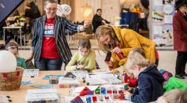 Dzieci na tropie robotyki – bezpłatne zajęcia w łódzkim Idea Hub BIZNES, Edukacja - Już w sobotę, 24 marca w łódzkim Idea Hub odbędą się warsztaty LEGO dla dzieci. Podczas zajęć, dzieci będą miały okazję, poprzez zabawę, poznać podstawowe zasady robotyki, jednocześnie przypominając sobie historię ulubionych postaci ze Star Wars.