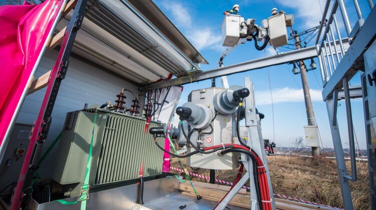 Inżynierowie TAURON skonstruowali mobilne urządzenie do zasilania nawet 1000 gospodarstw domowych nowe produkty, usługi, technologie - Energetycy z TAURON Dystrybucja zbudowali mobilne urządzenie, które w przypadku poważnych awarii sieci średniego napięcia lub prowadzenia prac modernizacyjnych czy inwestycyjnych, jest w stanie w bardzo krótkim czasie zasilić ok. 1000 gospodarstw domowych. Podłączenie urządzenia może odbywać się bez wyłączania linii energetycznej, czyli w technologii prac pod napięciem.