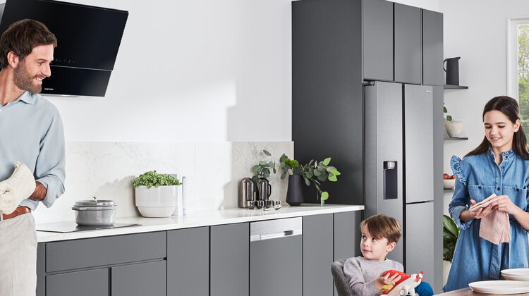 Nowy piekarnik Samsung Dual Cook Flex – dzielone drzwi otwierają nowe możliwości pieczenia nowe produkty, usługi, technologie - Firma Samsung wprowadza do naszej kuchni kolejną innowację. Nowoczesny piekarnik z technologią Dual Cook, który pozwala piec dwie potrawy jednocześnie, wyposażony został w dzielone drzwi Flex Door. To rozwiązanie znacznie ułatwia przygotowanie potraw wymagających szczególnych warunków pieczenia. Nowy piekarnik pojawi się w sklepach już na początku maja.