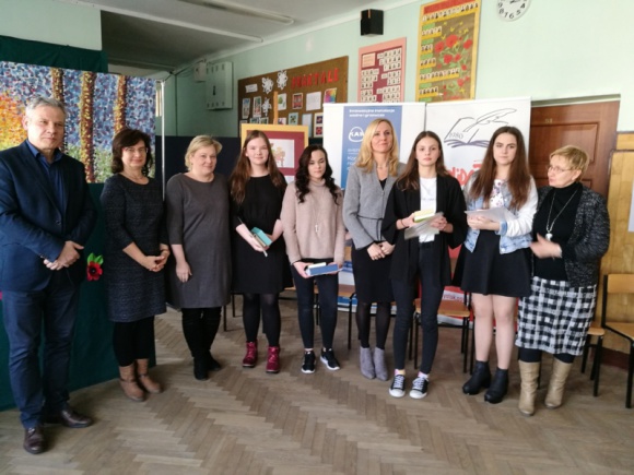 Finał Konkursu Wiedzy o Rodzinie. Szkolną inicjatywę wsparła firma KAN BIZNES, Edukacja - Ponad 70 uczniów z 24 podlaskich szkół wzięło udział w IX edycji konkursu Wiedzy o Rodzinie o zasięgu wojewódzkim. Partnerem konkursu jest białostocka firma KAN.