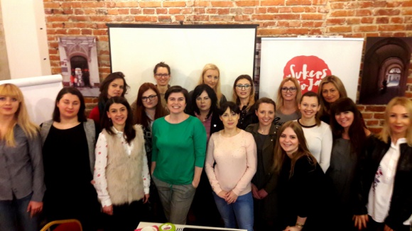 Kobieca sieć wsparcia dla przedsiębiorczości lekarstwem na bezrobocie ? BIZNES, Edukacja - Wg danych GUS poziom bezrobocia obniża się, spada także aktywność zawodowa kobiet. Zaraz po wprowadzeniu programu „Rodzina 500 plus“ eksperci z Instytutu Badań Strukturalnych oszacowali, że z rynku pracy wycofało się ok 50.000 kobiet!