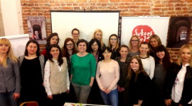 Kobieca sieć wsparcia dla przedsiębiorczości lekarstwem na bezrobocie ? BIZNES, Edukacja - Wg danych GUS poziom bezrobocia obniża się, spada także aktywność zawodowa kobiet. Zaraz po wprowadzeniu programu „Rodzina 500 plus“ eksperci z Instytutu Badań Strukturalnych oszacowali, że z rynku pracy wycofało się ok 50.000 kobiet!