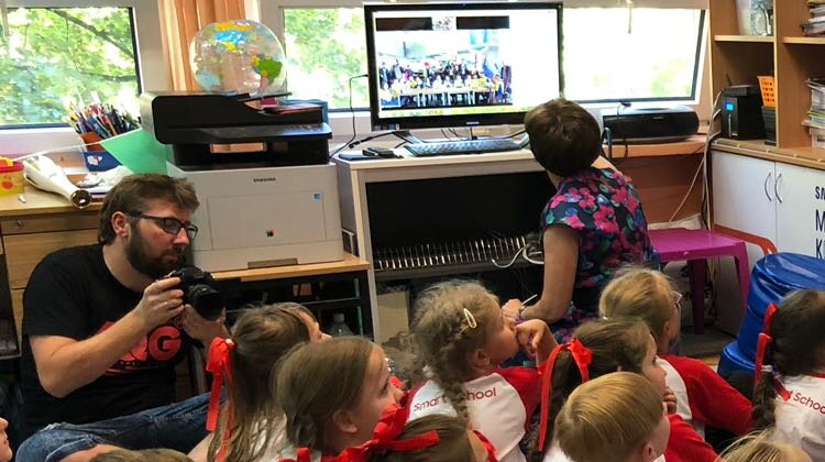 Polsko – kolumbijska klasa podstawowa wydarzenia, internet - Niemal 10 000 km dzieli polski Olsztyn od kolumbijskiej Bogoty. Tymczasem wczoraj uczniowie ze szkół w obu tych miastach mieli okazję wziąć udział we wspólnej lekcji, podczas której bliżej poznali siebie oraz swoje kraje. Połączenie możliwe było dzięki firmie Samsung i jej technologii.