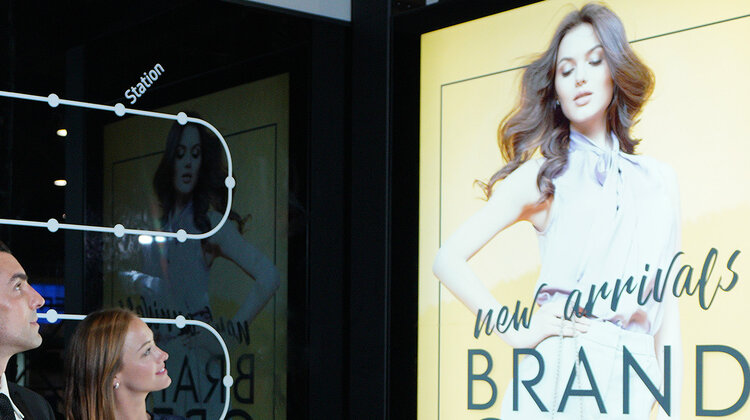 Samsung prezentuje wyświetlacz The Wall Professional opracowany z myślą o biznesie i branży handlowej nowe produkty, usługi, handel - Firma Samsung ogłosiła na targach InfoComm 2018 w Las Vegas wprowadzenie na rynek modułowego wyświetlacza MicroLED – „The Wall Professional” przeznaczonego do rozwiązań biznesowych. Ekran charakteryzuje się bardzo łatwą możliwością rozbudowy, dzięki czemu firmy mogą zwiększać jego wielkości nawet do kilkuset cali w zależności od potrzeb. Wyświetlacz oferuje najwyższą jakość wyświetlanego obrazu, zapewniając wierne odwzorowanie czerni oraz wysoką jasność i kontrast. W trakcie targów Samsung zaprezentował również nową wersję oprogramowania MagicInfo, dwustronny 85-calowy ekran do zastosowań zewnętrznych, inteligentne wyświetlacze UHD z nowej serii QMN i QBN oraz urządzenia LED serii IF o małym rozstawie pikseli.