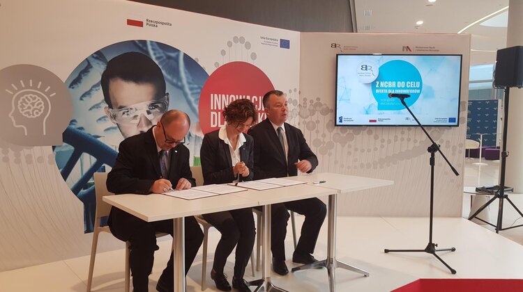 Narodowe Centrum Badań i Rozwoju oraz Poczta Polska stawiają na elektromobilność nowe produkty, usługi, technologie - Poczta Polska oraz Narodowe Centrum Badań i Rozwoju podpisały list intencyjny o współpracy na rzecz rozwoju elektromobilności w Polsce. Współpraca agencji wykonawczej Ministra Nauki i Szkolnictwa Wyższego oraz spółki Skarbu Państwa pozwoli na wykorzystanie potencjału logistycznego Poczty Polskiej oraz przełoży się na  unowocześnienie jej oferty. 