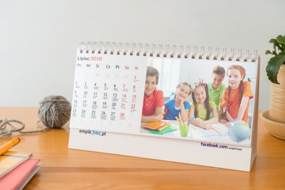 Wyjątkowe podarunki dla nauczycieli na koniec roku szkolnego BIZNES, Edukacja - Koniec roku szkolnego to najlepszy moment, aby podziękować ulubionemu nauczycielowi lub wychowawcy za opiekę i pomoc. Coraz częściej odchodzimy od standardowych kwiatów czy czekoladek na rzecz bardziej spersonalizowanych prezentów.