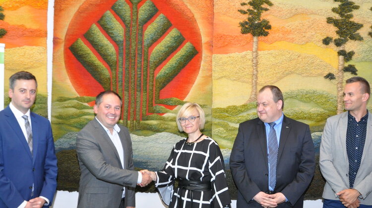 Innowacyjny projekt Enei Operator ograniczy straty energii elektrycznej w transformatorach technologie, energetyka - Enea Operator podpisała umowę z Narodowym Funduszem Ochrony Środowiska i Gospodarki Wodnej na dofinansowanie projektu, który ma ograniczyć straty w transformatorach średniego napięcia na niskie. Opracowany zostanie specjalny algorytm obliczeniowy, który ułatwi proces doboru transformatorów. Partnerem naukowym przedsięwzięcia została Politechnika Poznańska.