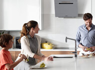 Odpoczywamy za mało. 5 sposobów, by to zmienić nowe produkty, usługi, styl życia - Choć wakacje szczególnie kojarzą nam się z odpoczynkiem, jak podaje GUS prawie 1/5 Polaków nie ma czasu wolnego po pracy[1]. Pranie, sprzątanie, gotowanie, zakupy– aby wykonać te codzienne czynności nie raz potrzeba nam kilku godzin. Jak wynika z badania Kantar Millward Brown z końca 2017 roku, Polacy pracują średnio 9 godzin dziennie[2]. Choć nie ma metody na wydłużanie doby, współcześnie tworzone są technologie, które pozwalają nam znacznie skrócić czas, jaki zajmują codzienne obowiązki.