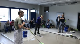 Jak zostać posadzkarzem? BIZNES, Edukacja - Branża remontowo-budowlana wciąż zyskuje na znaczeniu, a wraz z nią zawód posadzkarza. Niestety wciąż brakuje osób specjalizujących się w tym fachu. Czy opanowanie tej sztuki jest kluczem do sukcesu?